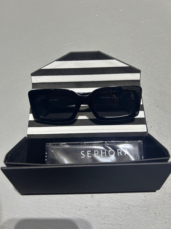 (NEW) Sephora x DIFF Indy Black Chunky Polarized Sunglasses with Hard Case main image 5